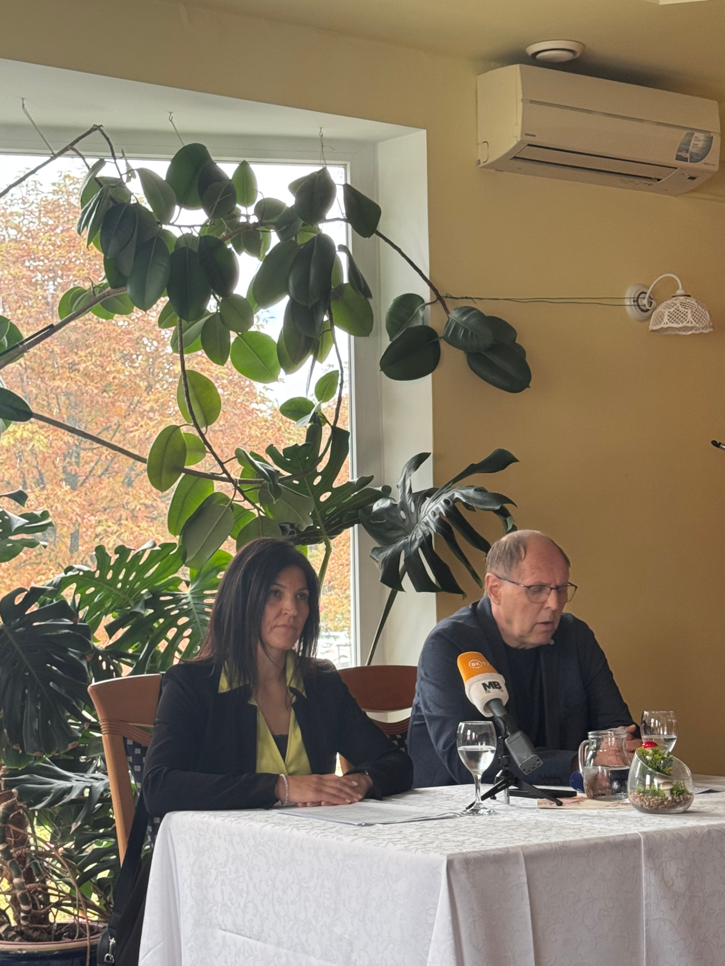 Klavdija Majer na novinarski konferenci